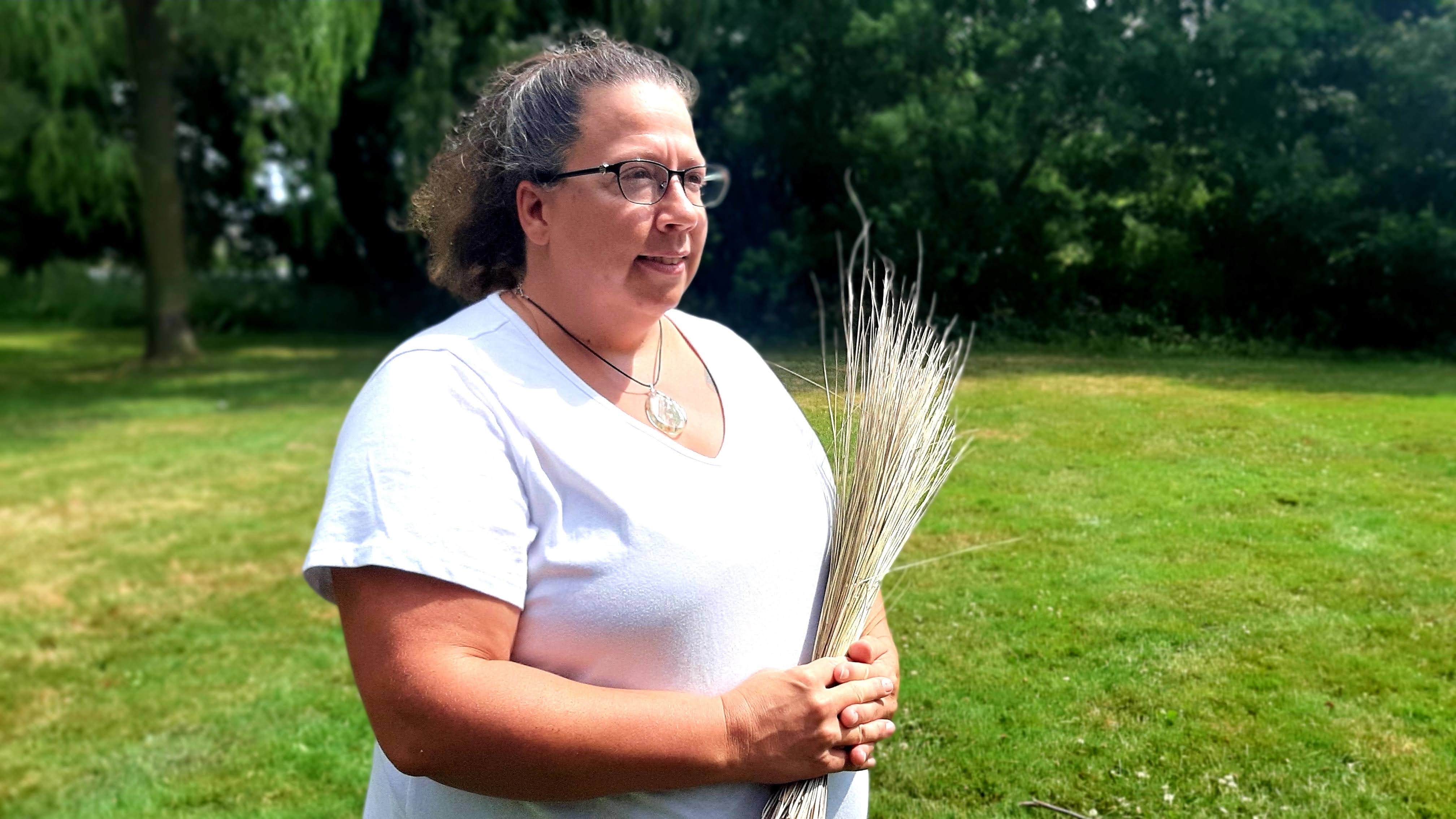 Métis educator Tammy Gagnon, holding a bushel of sacred sweetgrass that she harvested the previous day. (Photo: Nigel Gordijk)